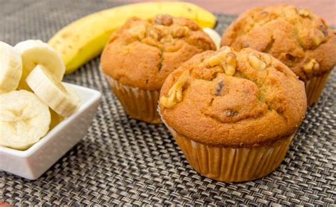 Variedad de postres con plátano horneados, como muffins, banana bread y tartas