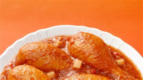 Pollo a la cerveza en la sartén con la salsa dorada y burbujeante, mostrando el color apetitoso.