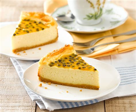 cheesecake sin horno con topping de maracuyá y frambuesas