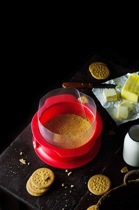 Molde desmontable con acetato y papel de horno preparado para postre