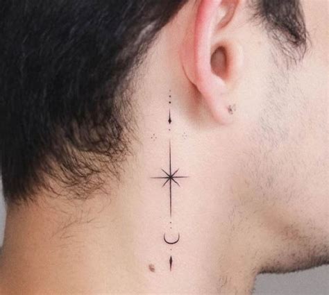 Fotografía estilizada de un tatuaje pequeño en el cuello y otro en la zona de las costillas.