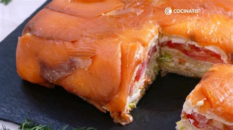 Terrina de salmón desmenuzado y ahumado cortada en porciones