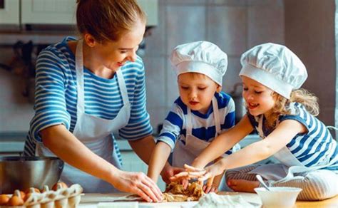 Niños cocinando y aprendiendo en la cocina con adultos
