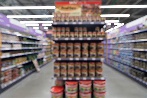 foto de una góndola de supermercado con diferentes marcas y presentaciones de manjar