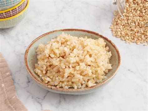 Arroz integral remojándose en un bol con agua