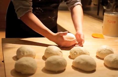 Diagrama mostrando diferentes formas de bolear y dar forma a la masa