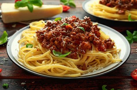 plato de tallarines con salsa boloñesa