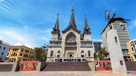 Fotografía de la Catedral de Manizales, destacando su arquitectura.