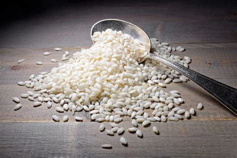Infografía que explica la diferencia entre los tipos de arroz para risotto (Arborio, Carnaroli, etc.) y sus características.