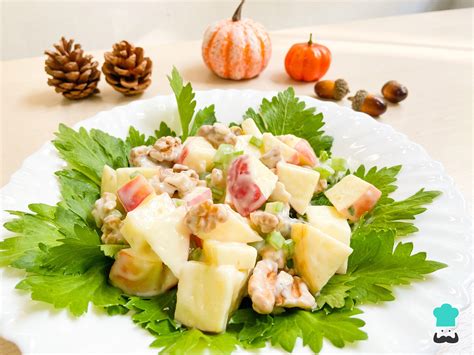 Infografía mostrando la evolución de la ensalada Waldorf con los años