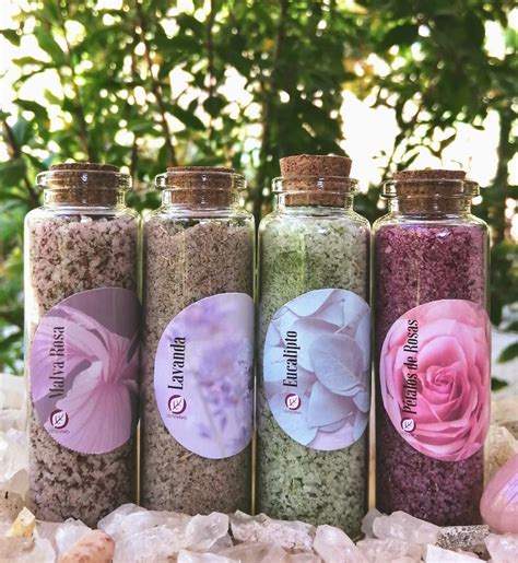 Variedad de hierbas secas, sales de baño y pequeños frascos de aceites esenciales