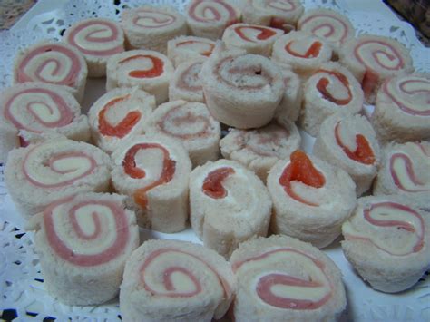 Variedad de rollitos de pan de molde en una bandeja