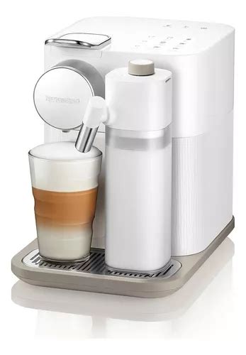 Cafetera Nespresso Lattissima One con una taza de cappuccino