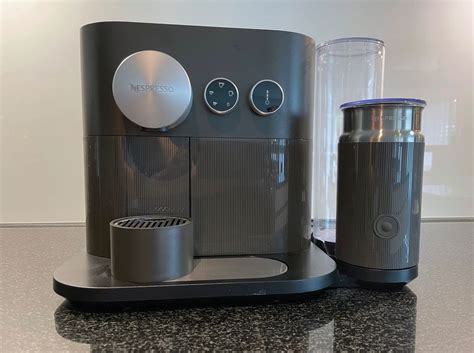 Comparativa visual de tamaño entre Nespresso Expert Milk y Lattissima