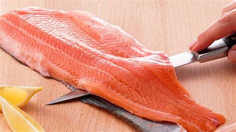 Esquema de pasos para filetear el salmón y tiempos sugeridos de cocción a la plancha