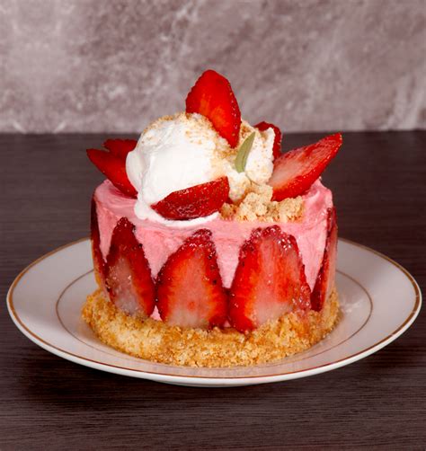 Molde de mousse de frutilla con frutas frescas alrededor
