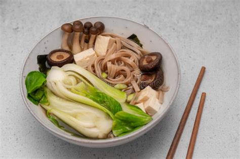 Plato de sopa o wok con setas enoki