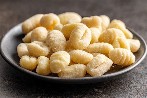 Foto de gnocchi congelándose en una bandeja