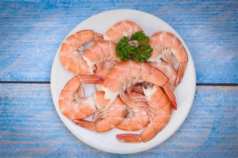 Plato de camarones frescos en un restaurante