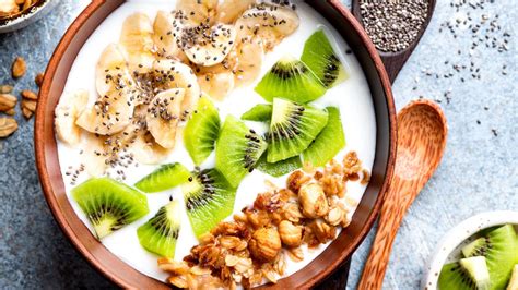 Collage de diversas preparaciones culinarias con kiwi: ensalada, tostada, bowl.