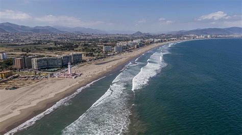 Fotografía panorámica del sector costero de La Serena, mostrando la proximidad entre las residencias y el borde costero.