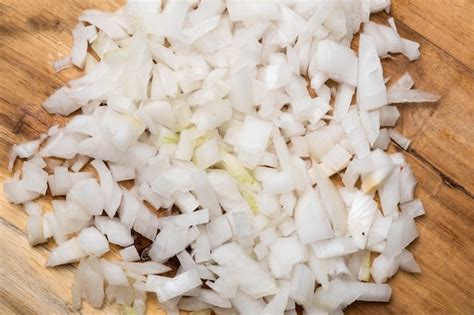 Fotografía de un paquete de cebolla picada congelada de 500g, mostrando los cubos de cebolla listos para usar.