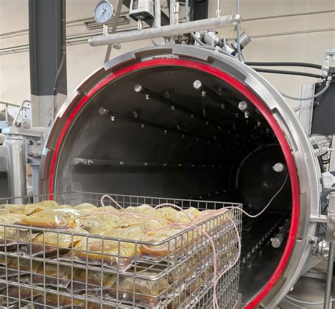 Esquema técnico de un autoclave industrial para la esterilización de conservas.