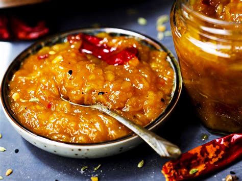 Esquema de los ingredientes básicos para un chutney: verduras, azúcar, vinagre y especias