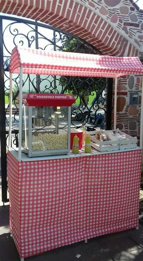 Fotografía profesional de un puesto de palomitas con estética retro en un entorno de feria