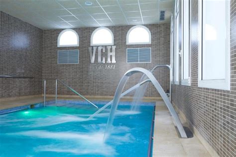 Antigua foto del Balneario Vichy Catalán o una calle con edificios modernistas en Caldes de Malavella