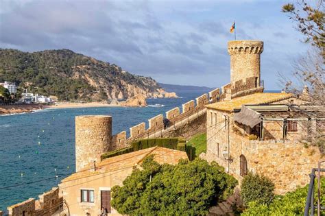 Foto panorámica de un pueblo de la Costa Brava o del casco antiguo de Girona