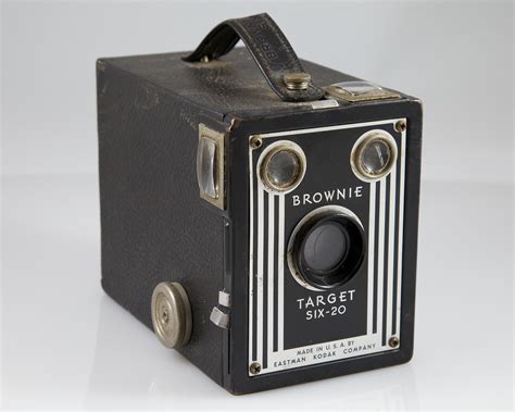 Fotografía de una serie de cámaras Kodak Brownie con diferentes diseños y materiales