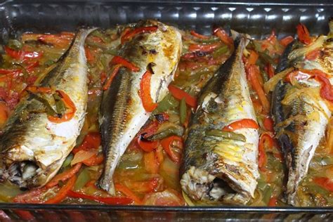Plato de jurel al horno con patatas y ensalada