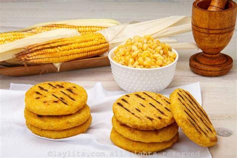 Plato de comida latinoamericana con maíz, por ejemplo, tortillas o arepas