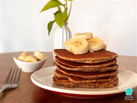 Plato con panqueques elaborados con harina de almendras