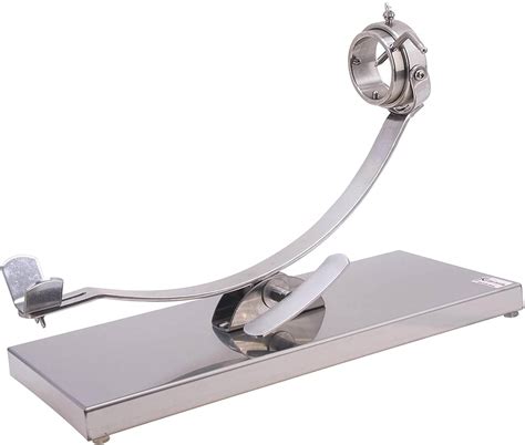 Primer plano de un jamonero de acero inoxidable mostrando la calidad de los materiales y el sistema de sujeción.