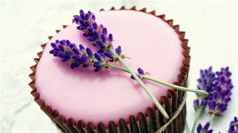 Cupcakes decorados con flores de lavanda y pétalos de rosa