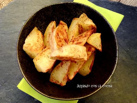 Patatas recién salidas del microondas, cortadas en gajos.