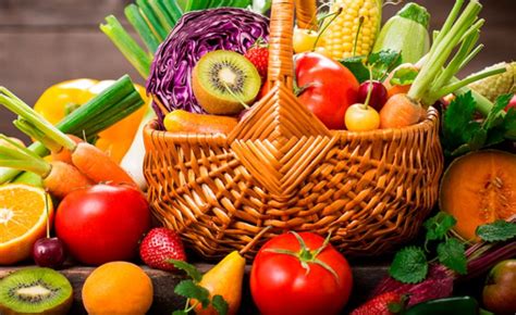 Infografía comparativa: muestra el aspecto de productos frescos (manzanas, lechugas, frutos secos) antes y después de sufrir pardeamiento enzimático.