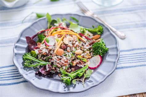 Infografía detallando los componentes de una ensalada compuesta: base verde, vegetales, proteína, ácido/amargo, dulce, crujiente y carbohidratos.