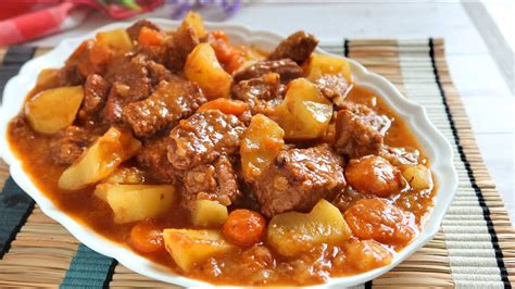 Esquema de preparación de un estofado tradicional con carne, tubérculos y caldo