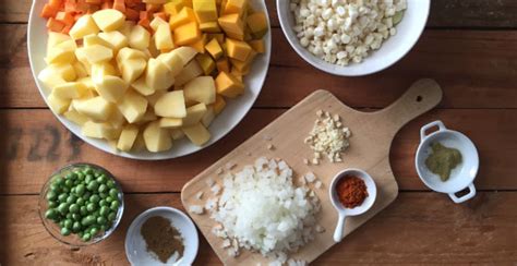 Ilustración de los ingredientes básicos del charquicán: papas, zapallo, carne, cebolla, ajo y choclo.