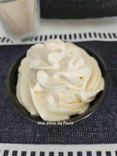 Imagen de una crema de café montada en un bol, lista para usar como relleno o cobertura