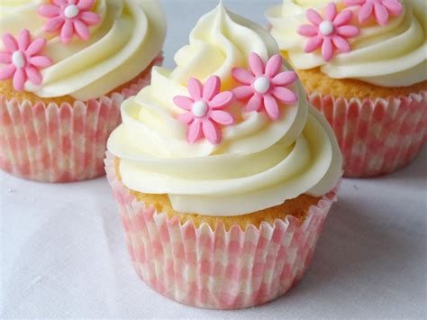 Imagen de un cupcake o pastel decorado con una espiral de buttercream de café