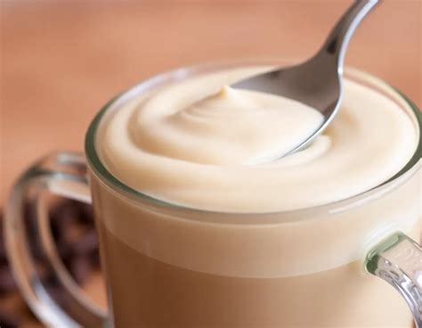 Imagen de una crema de café batida, ligera y esponjosa, servida en una copa con una cucharita
