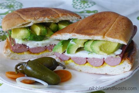 Infografía detallando los componentes de una torta de salchicha y su aporte calórico