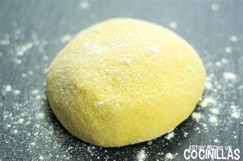 Masa de pasta fresca lista para reposar en la nevera.