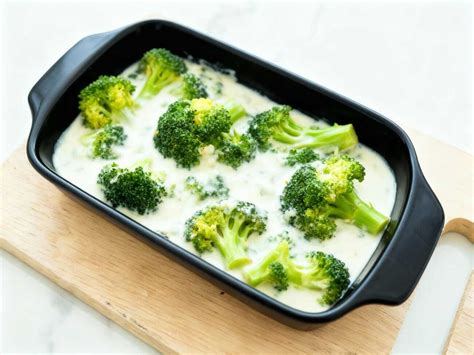 Ramilletes de brócoli frescos listos para ser horneados