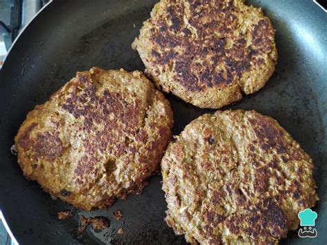 Fotografía de hamburguesas de soya organizadas en un recipiente hermético con etiqueta de fecha