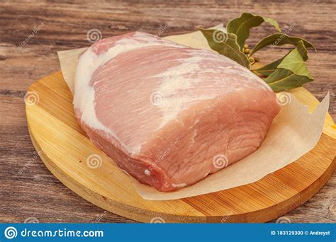 Foto de una paleta de cerdo cruda lista para cocinar